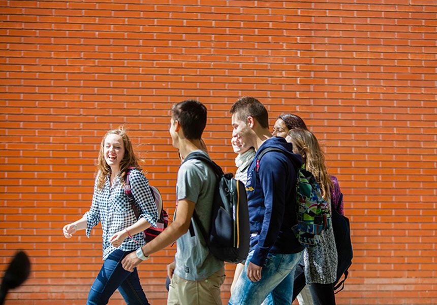 Estudiantes por el exterior de la UV